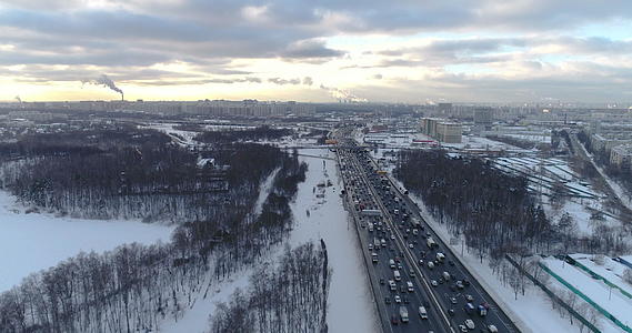 在晴朗的冬天和寒冷的早晨直达高速公路的汽车车道视频的预览图