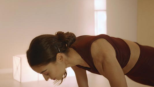 女孩在瑜伽馆锻炼视频的预览图