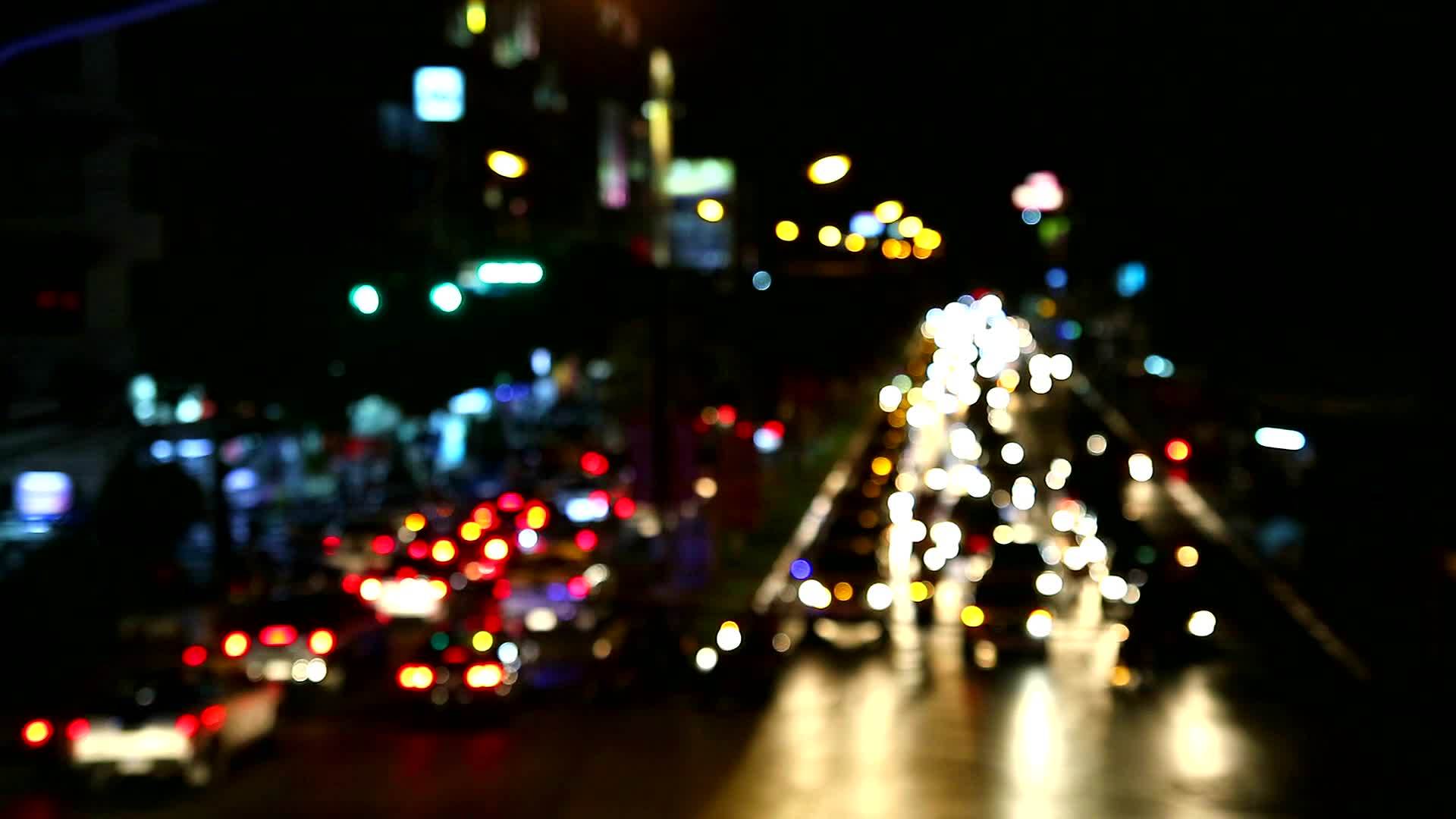 夜间高峰时间交通视频的预览图