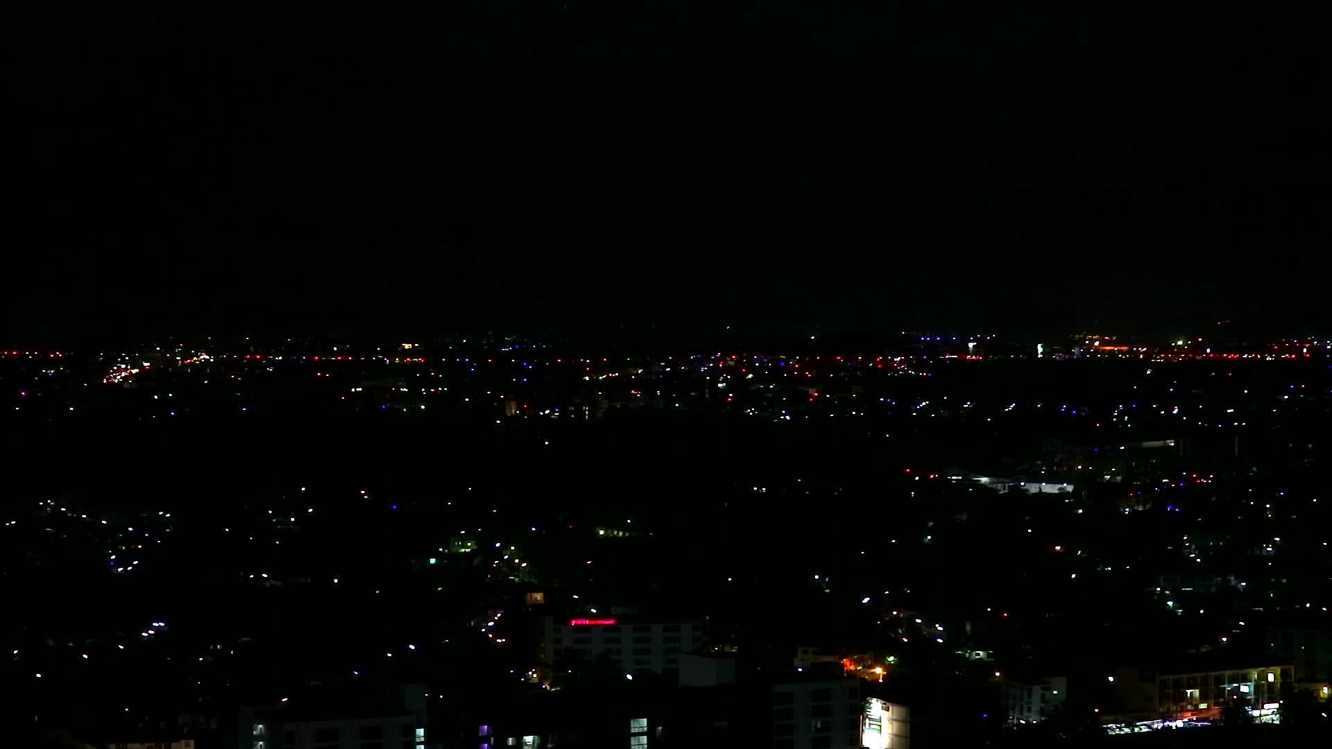 夜晚城市的灯光明亮多彩视频的预览图