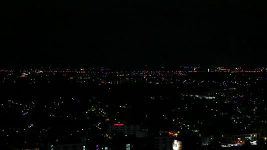 夜晚城市的灯光明亮多彩视频的预览图