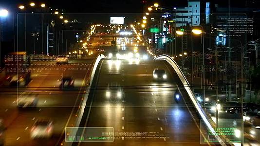 晚上的高峰时间桥上挤满了许多汽车视频的预览图