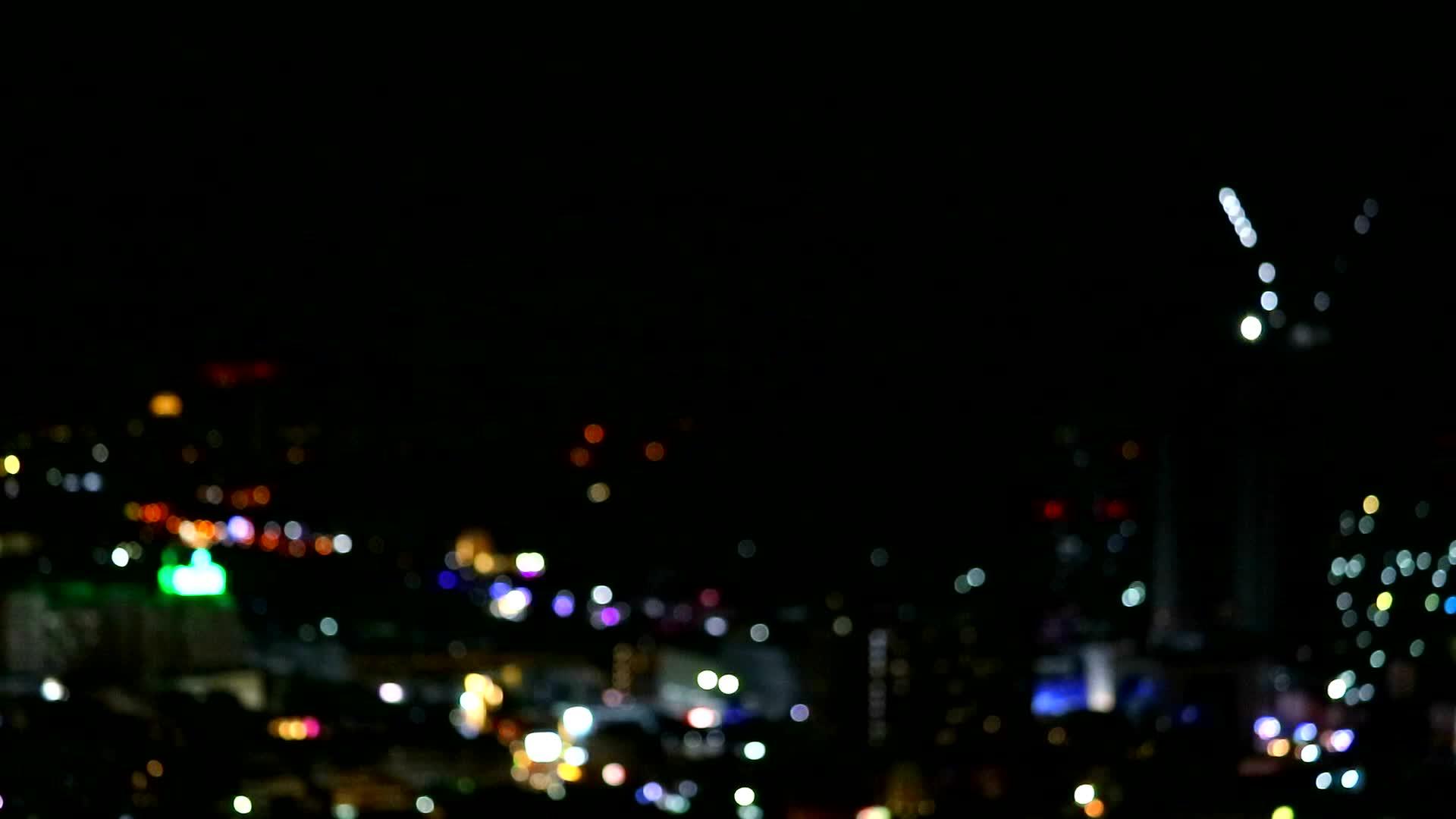 深夜城市的彩虹之光模糊多彩视频的预览图