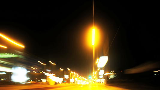 4k城市照明交通时差视频的预览图