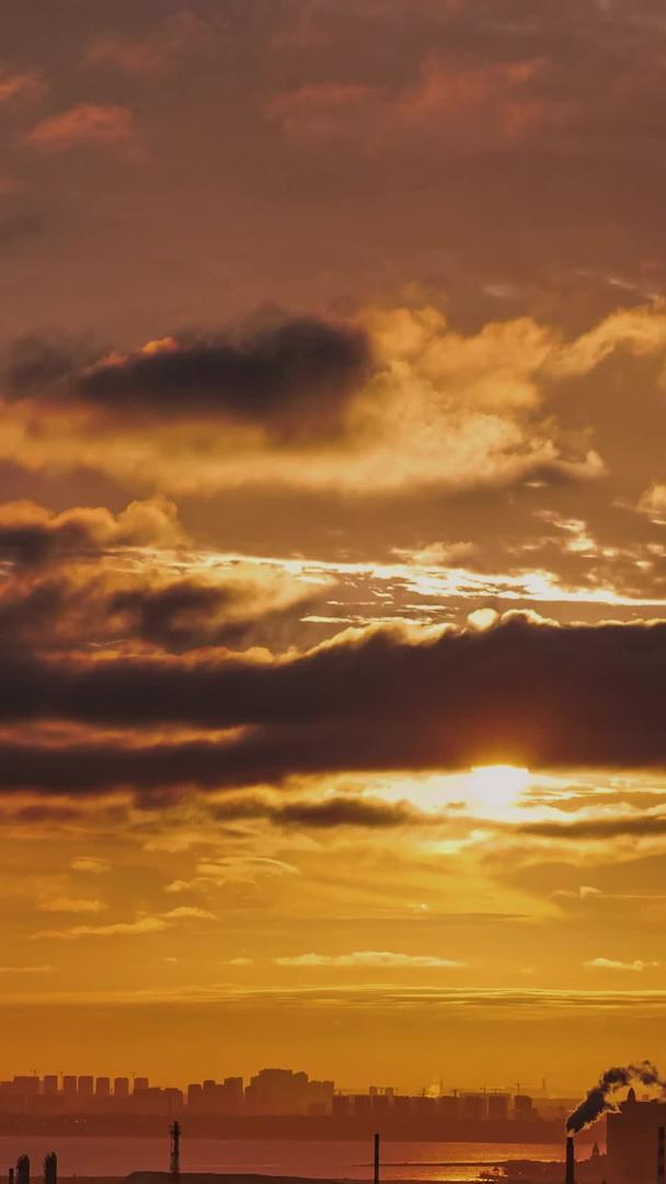 夕阳延迟的海湾云雾视频的预览图
