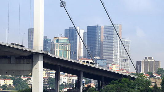 连接现代欧洲摩天大楼建筑工地的伊斯丹布尔和亚洲水面的亚洲河流视频的预览图