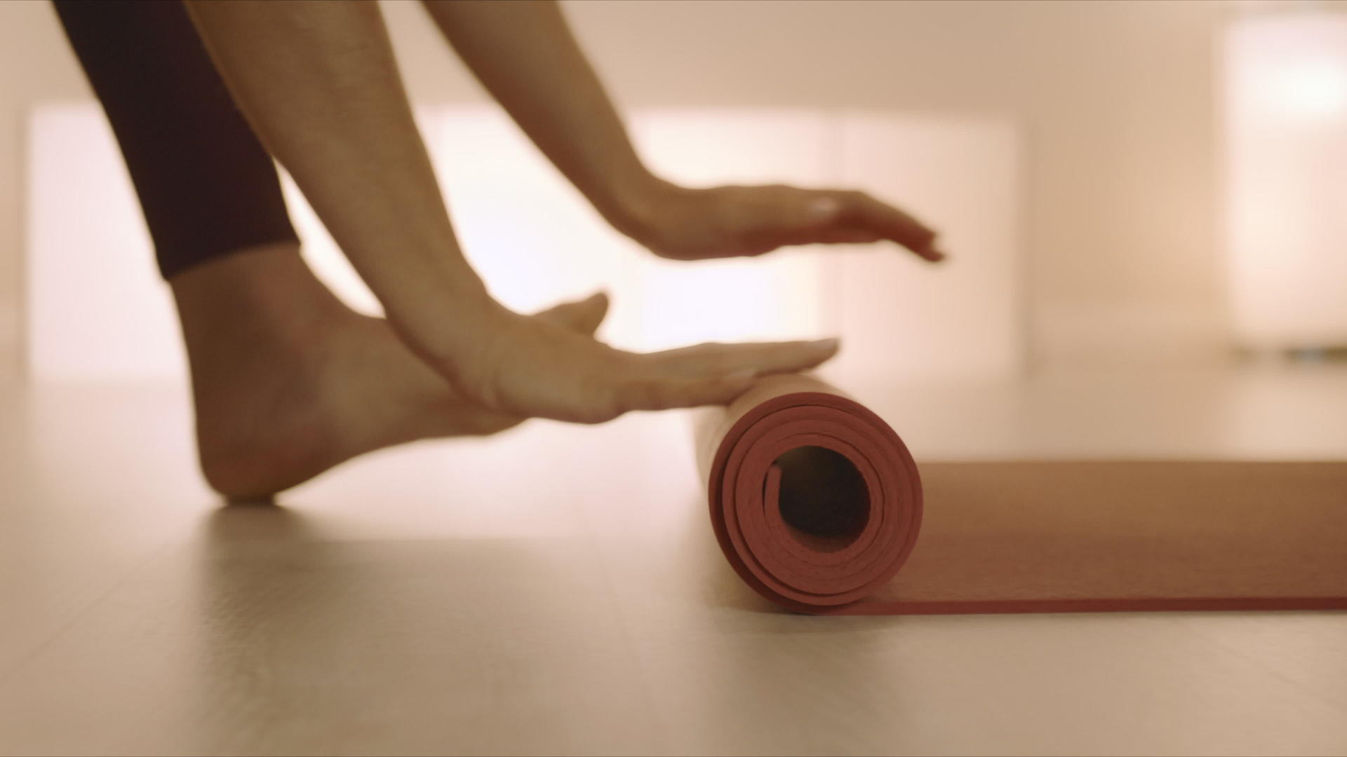 女孩在地板上折叠健身垫视频的预览图