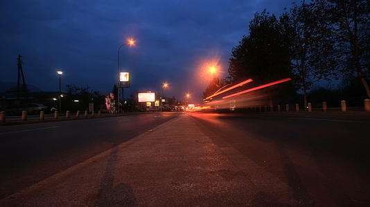 城市夜间交通时间间隔视频的预览图