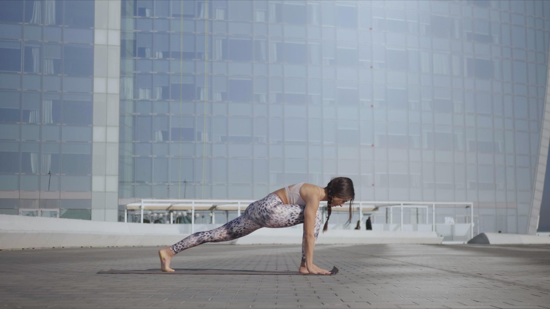 站在街上做瑜伽的女孩视频的预览图