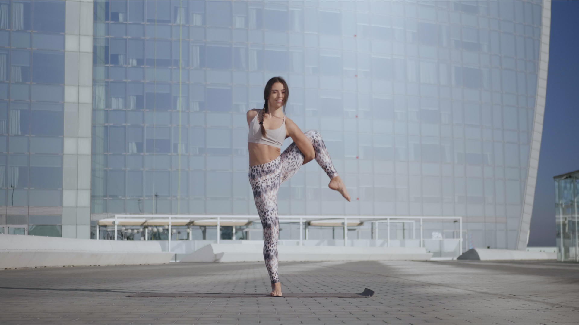 瑜伽教练在一条腿上保持平衡视频的预览图