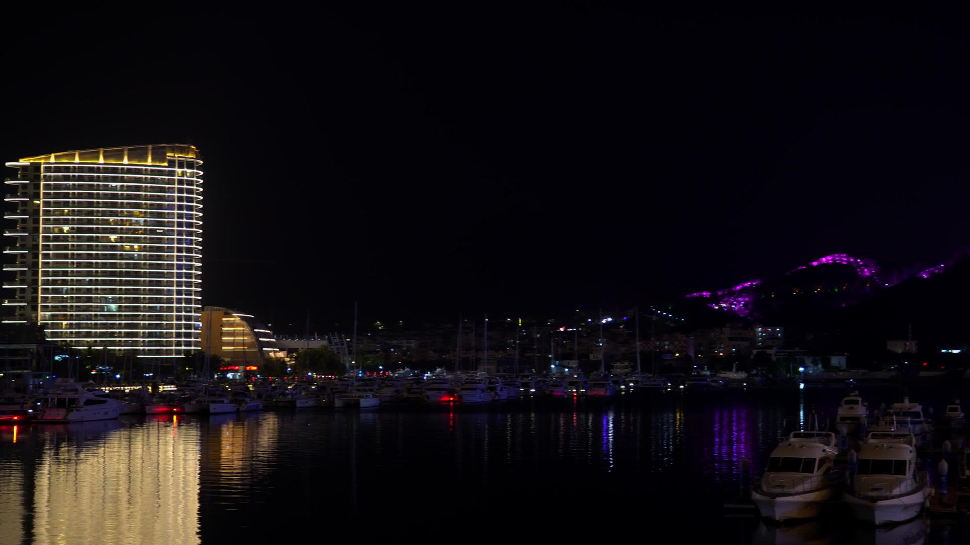 明亮照亮的Sanya码头视频的预览图