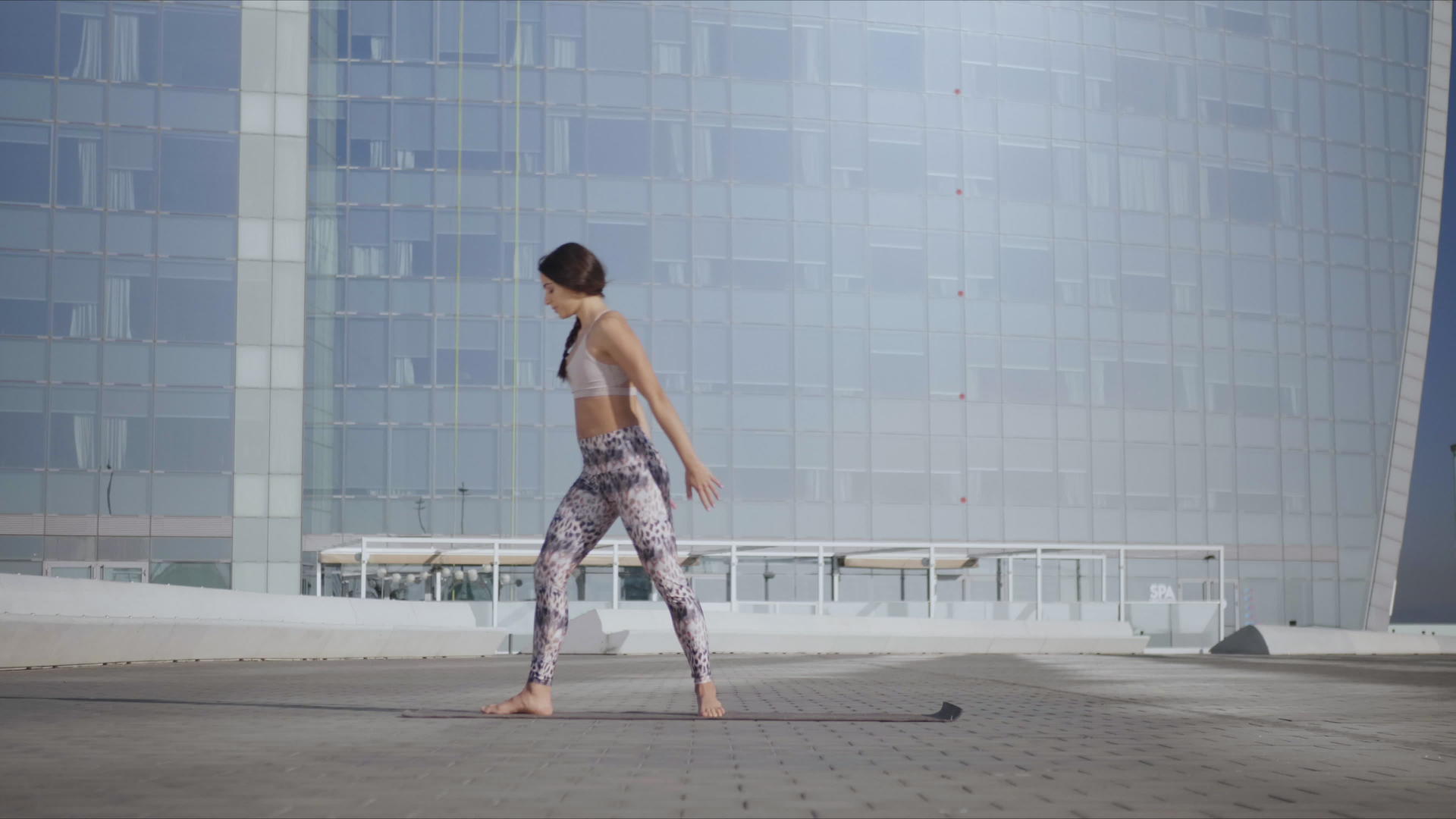 女性在城市街道上伸展身体视频的预览图