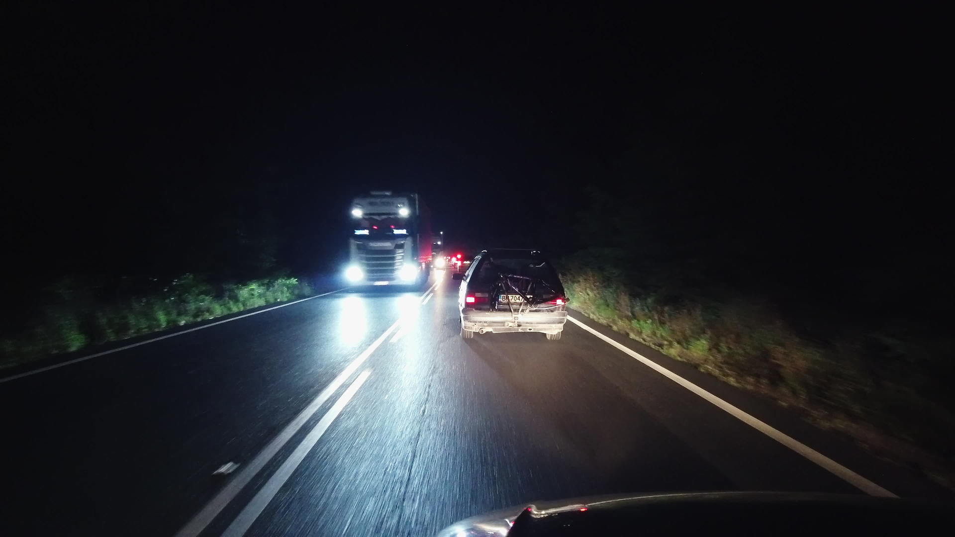 夜间农村道路交通堵塞交通事故视频的预览图