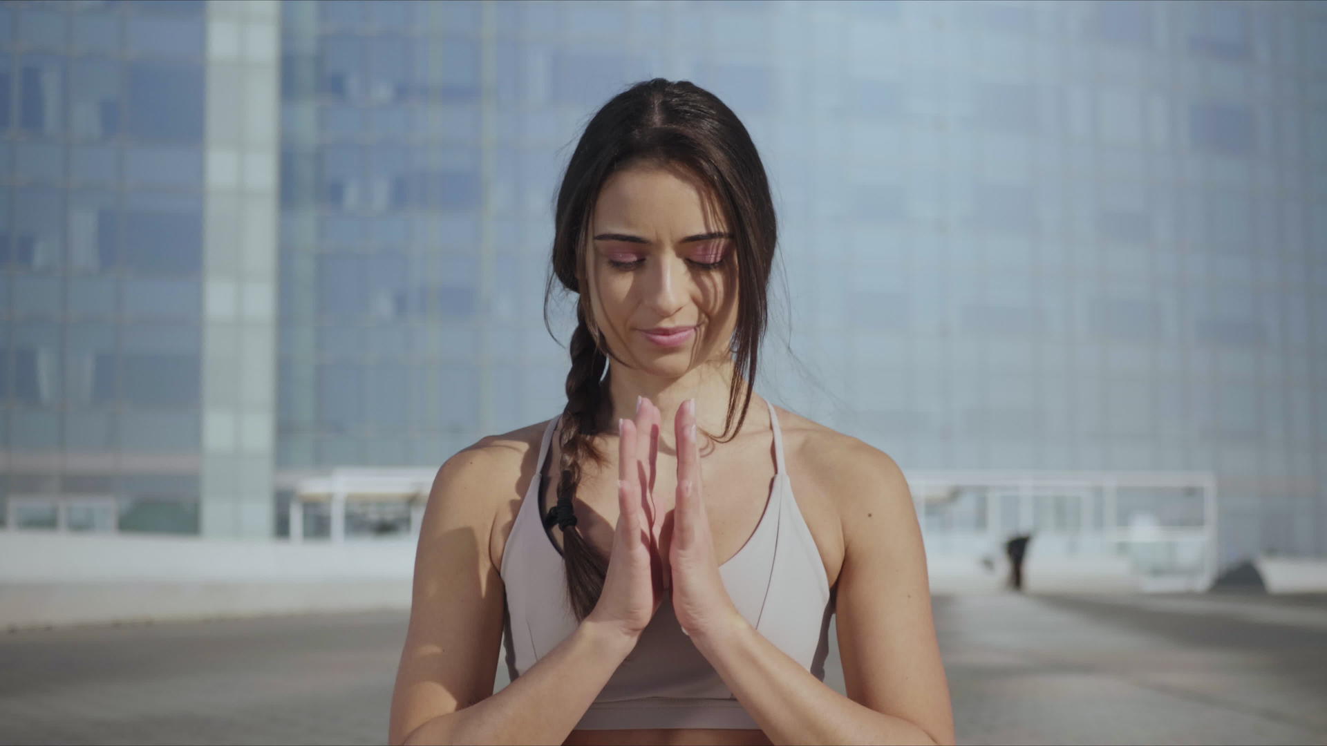 微笑着做瑜伽的女人在户外冥想视频的预览图