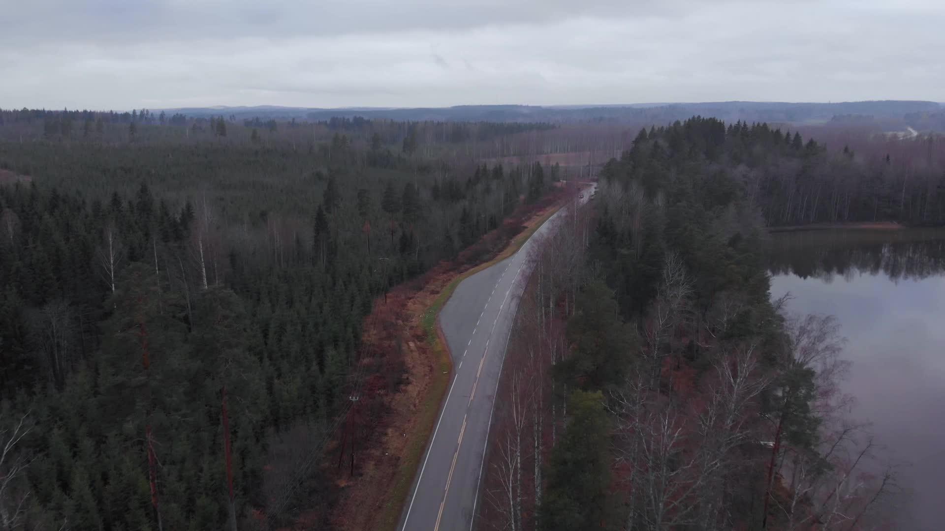 靠近湖泊的灰色汽车finland高速公路视频的预览图