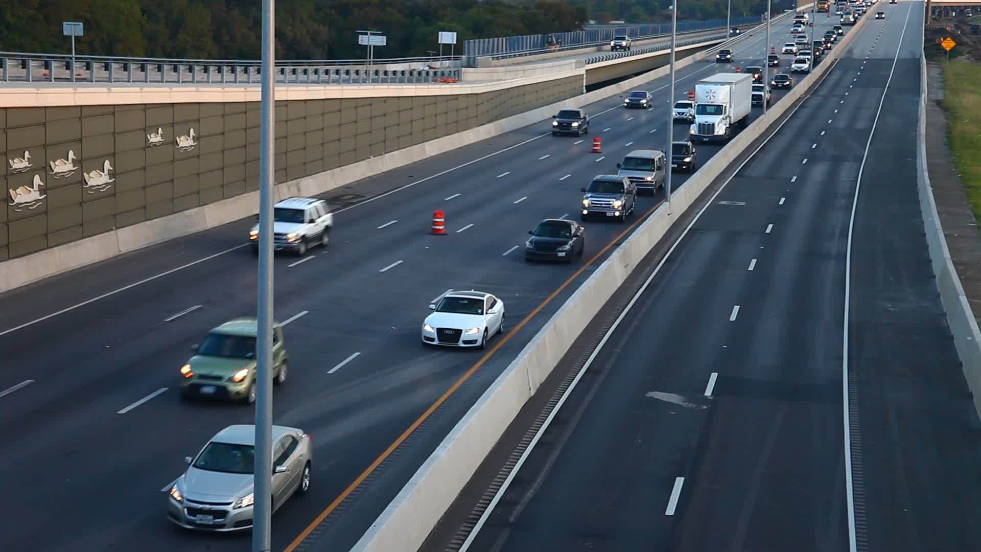 德州列维斯维尔高速公路发生残骸事故后发生残骸事故视频的预览图