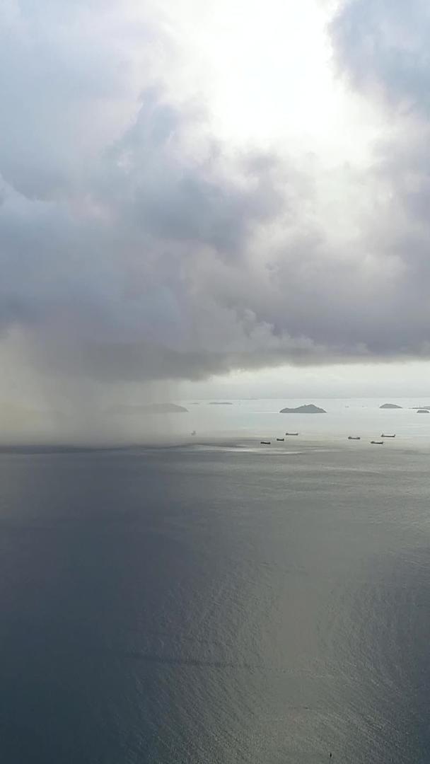 早晨海面上的积雨云视频的预览图