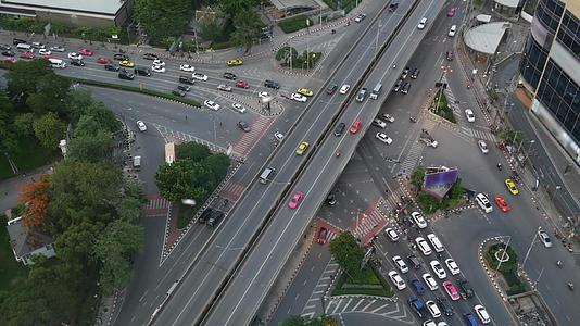 从现代汽车和摩托车驾驶在泰国Bangkok十字路口市中心街口交叉口在Thailand视频的预览图
