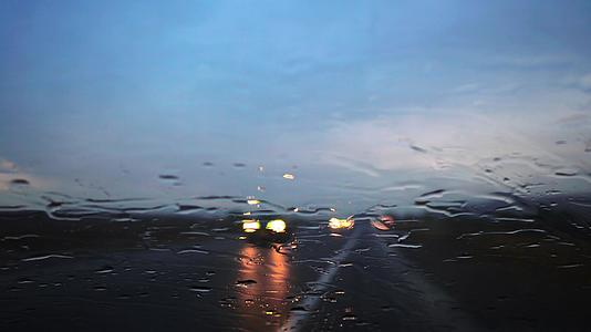 车的玻璃背景下着雨视频的预览图