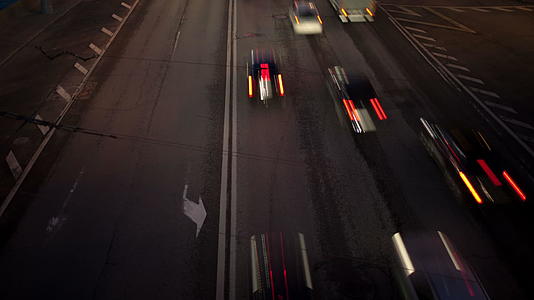 夜间汽车交通视频的预览图
