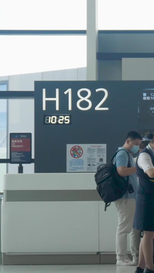 上海浦东国际机场登机实拍[此视频无肖像权请勿商业使用]视频的预览图