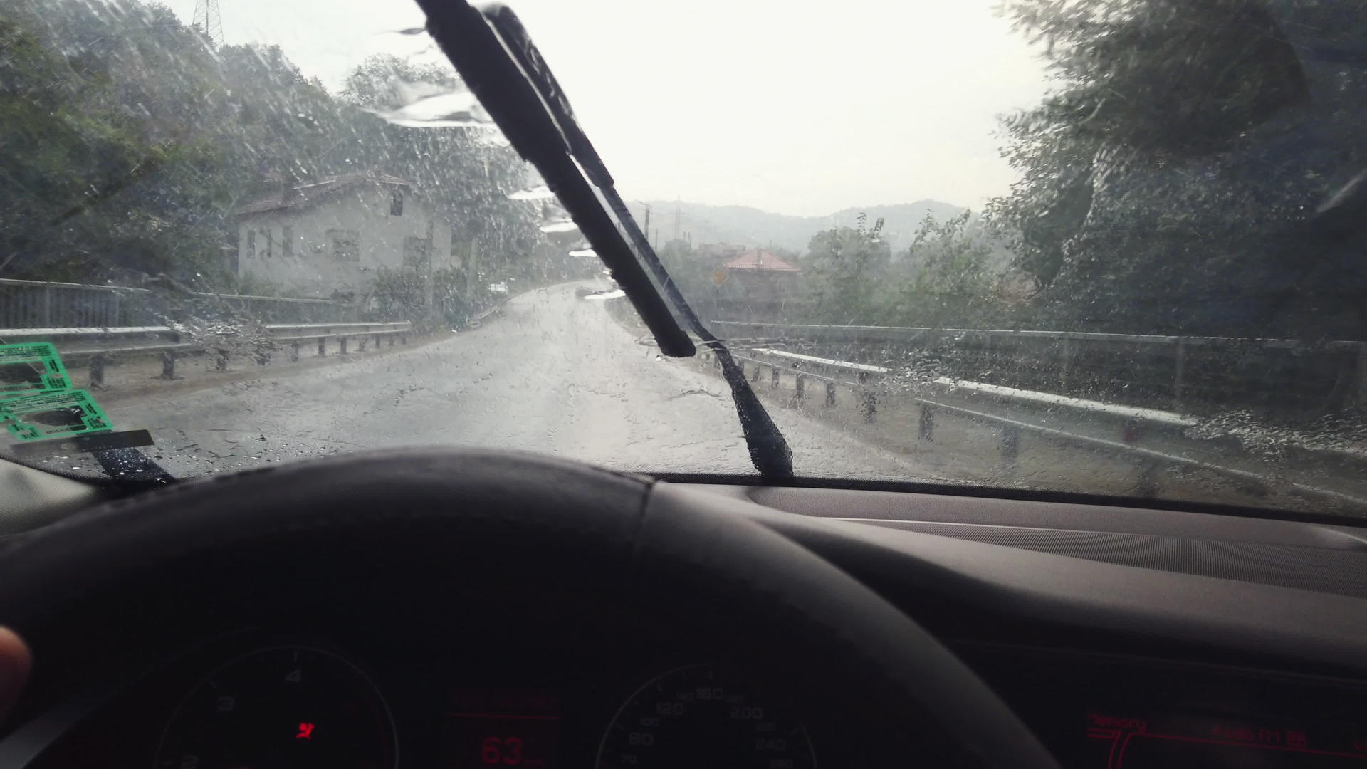 在山地沥青路面上行驶的挡风玻璃上有雨滴视频的预览图