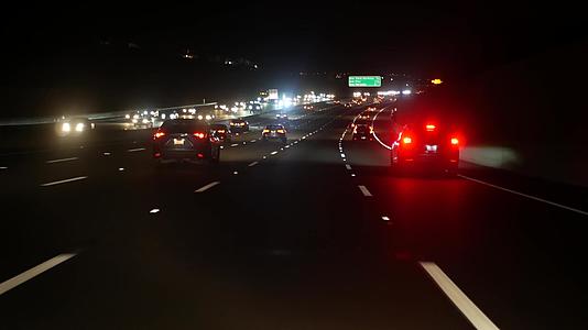 从车上看洛杉矶繁忙的高速公路在夜间视频的预览图