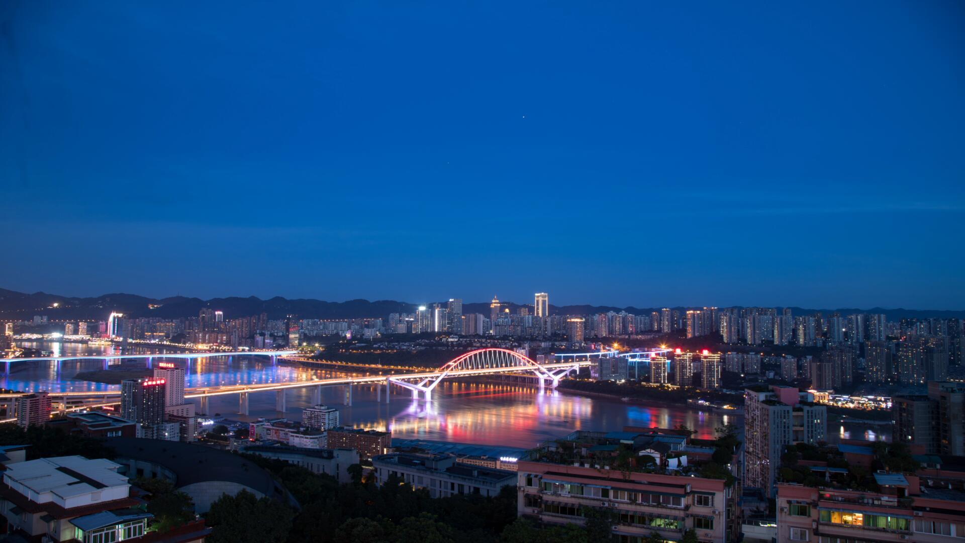 延时重庆夕阳城市日转夜视频的预览图