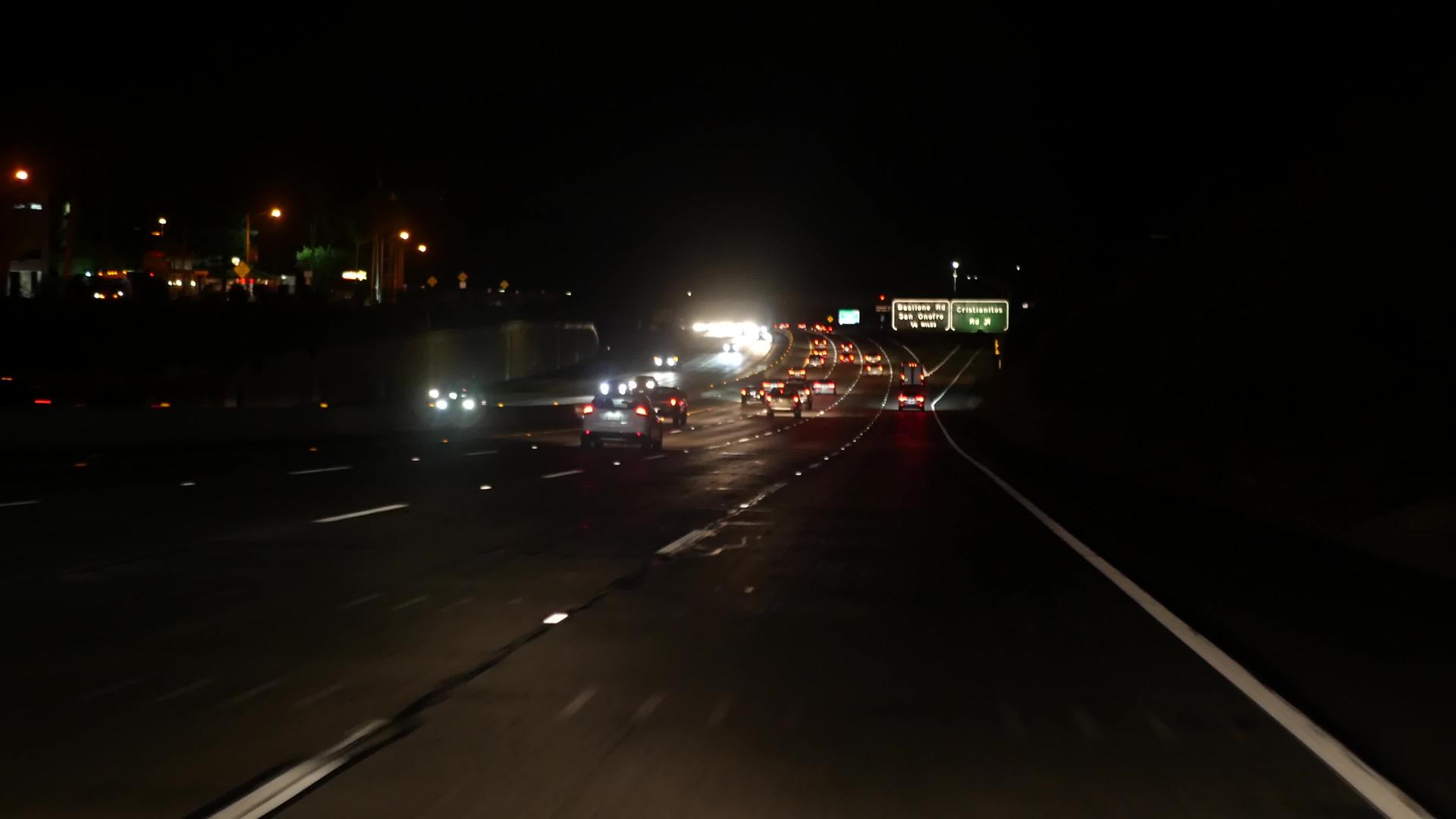 洛杉矶繁忙的高速公路在夜间在美国加州的大型州际公路上视频的预览图