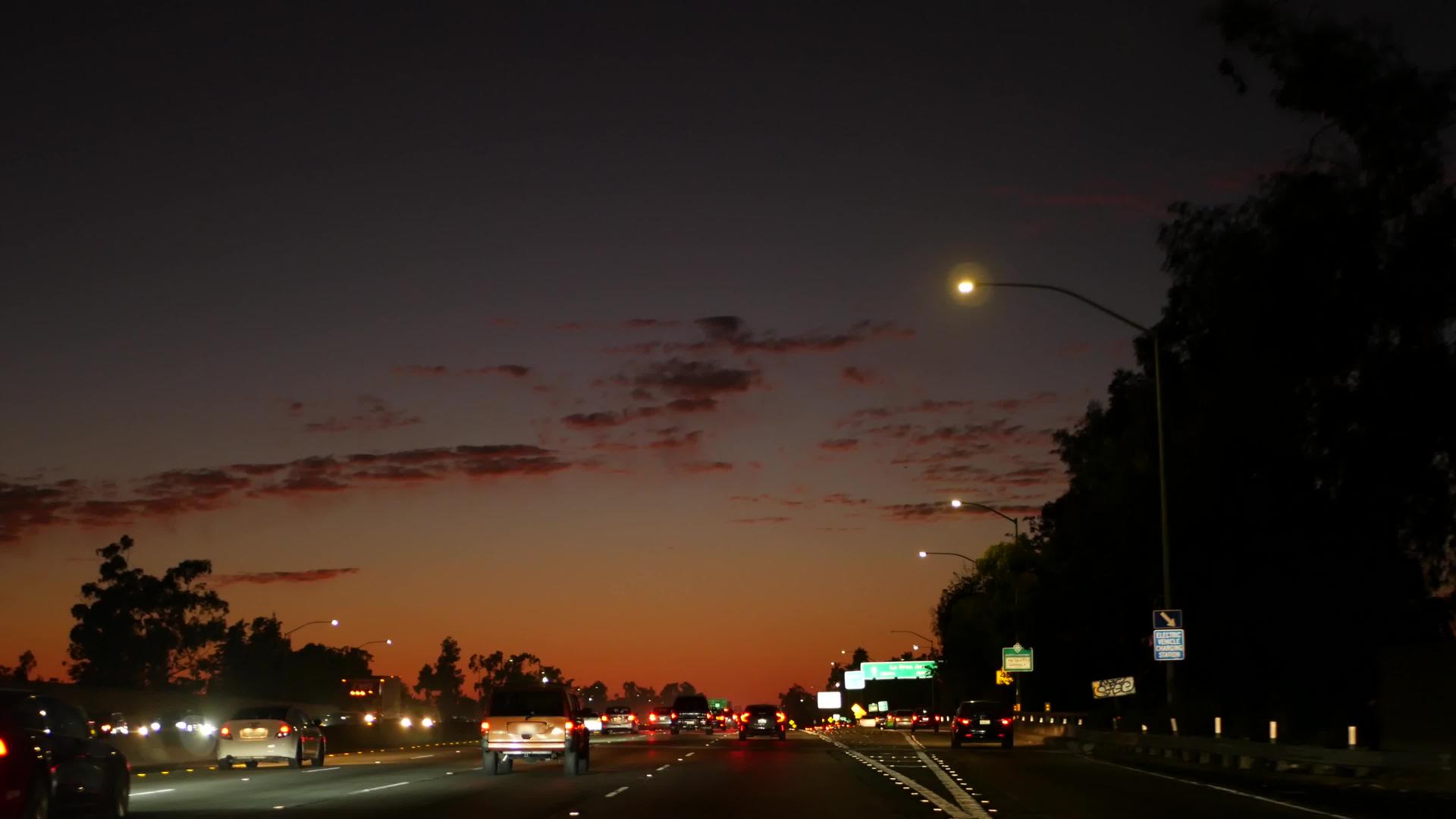 洛杉矶繁忙的高速公路夜景视频的预览图