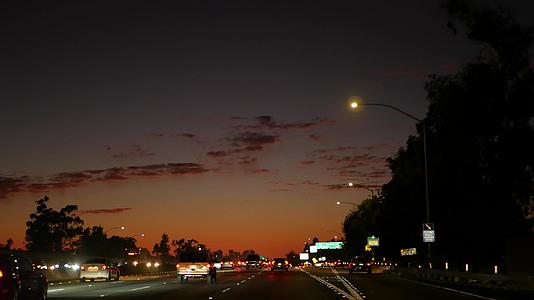 洛杉矶繁忙的高速公路夜景视频的预览图