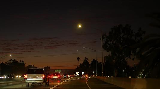 洛杉矶繁忙的高速公路夜景视频的预览图