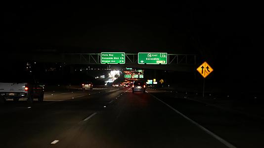 在高速公路车道上快速自动驾驶视频的预览图