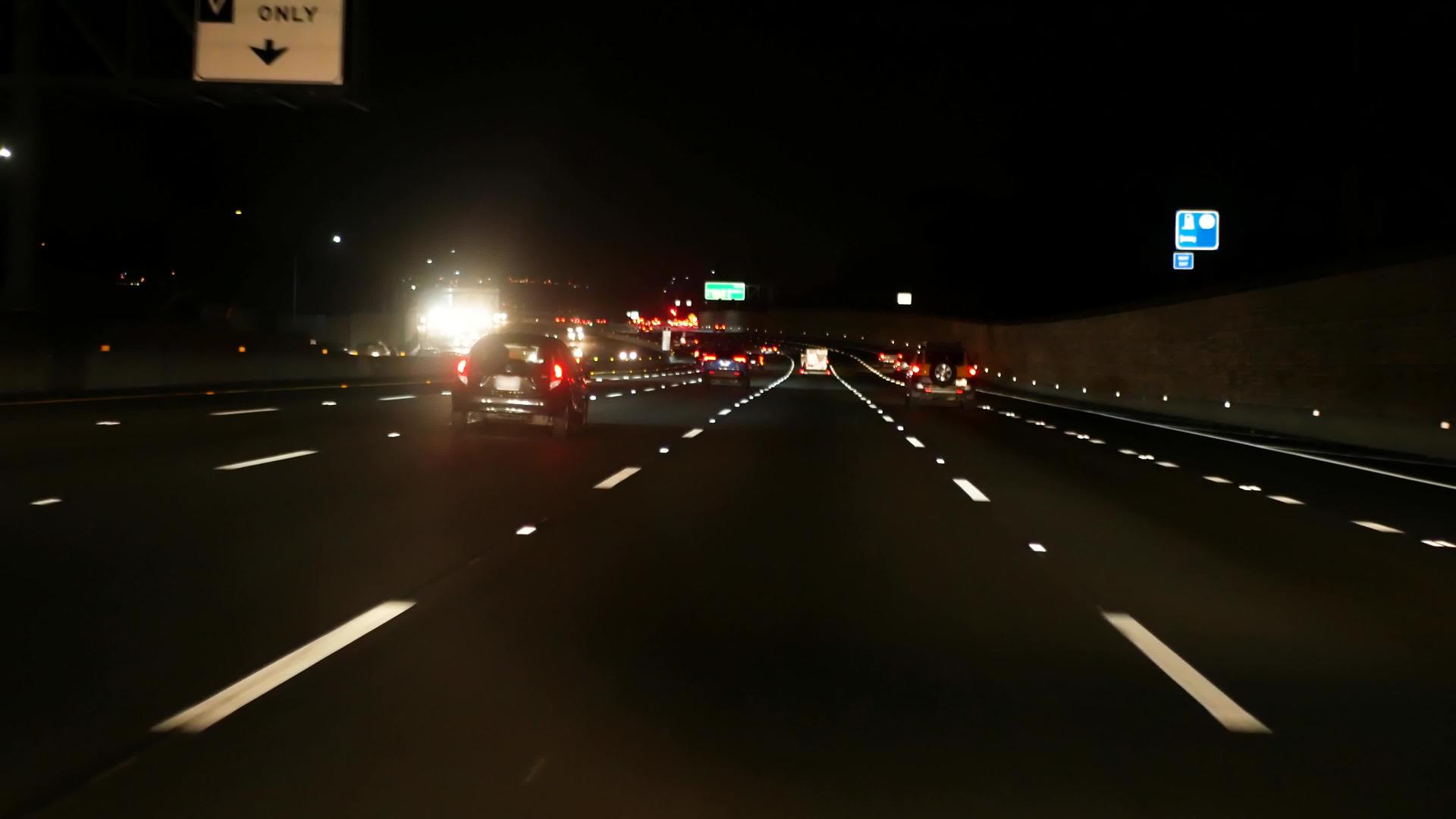 洛杉矶繁忙的高速公路在夜间视频的预览图