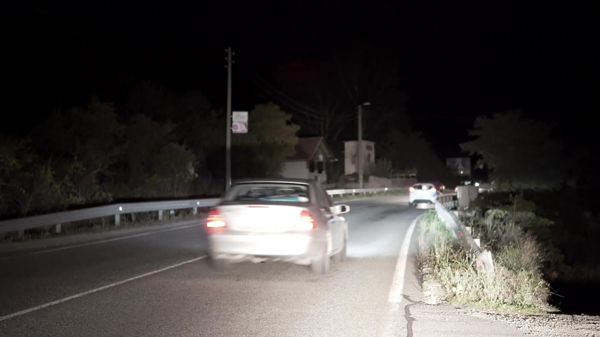 晚上在农村道路上开车视频的预览图