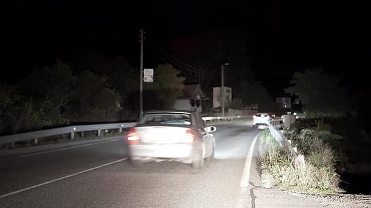 晚上在农村道路上开车视频的预览图