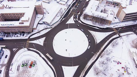 冬季城市和道路上的汽车交通循环视频的预览图