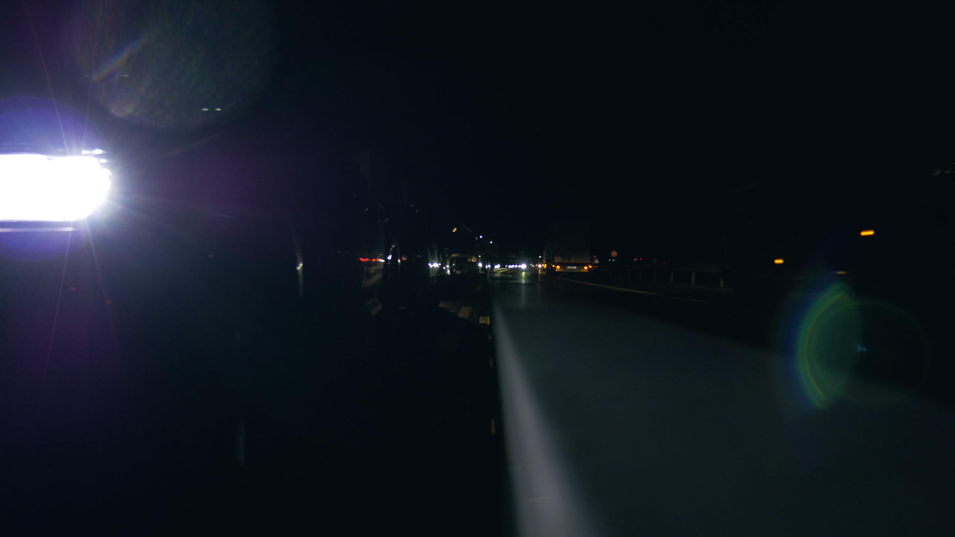 前灯堵塞对面车道交通流量视频的预览图