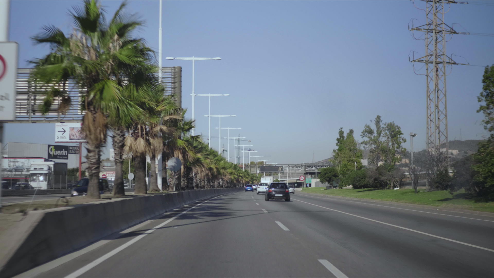 在巴塞罗那高速公路上行驶视频的预览图
