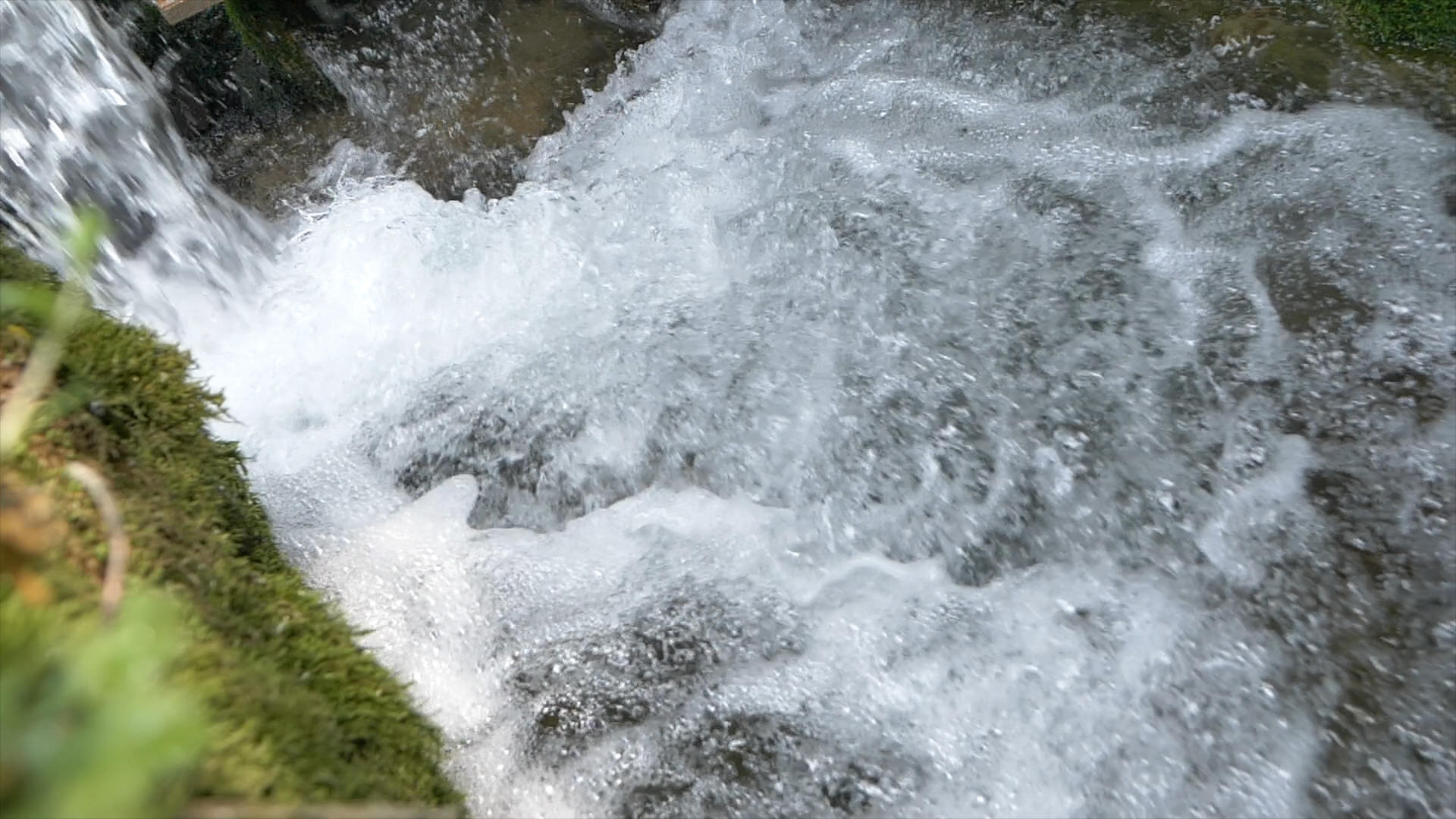 4k240帧慢动作山间的河流泉水视频的预览图