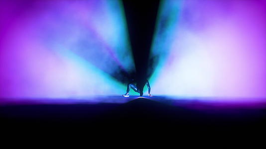舞台上的舞步舞者对抗彩色聚光灯视频的预览图
