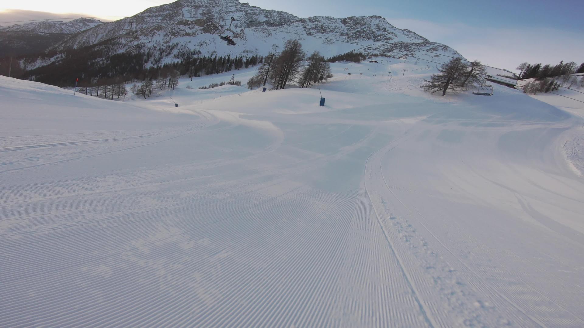 在黎明或日落时滑雪场视频的预览图