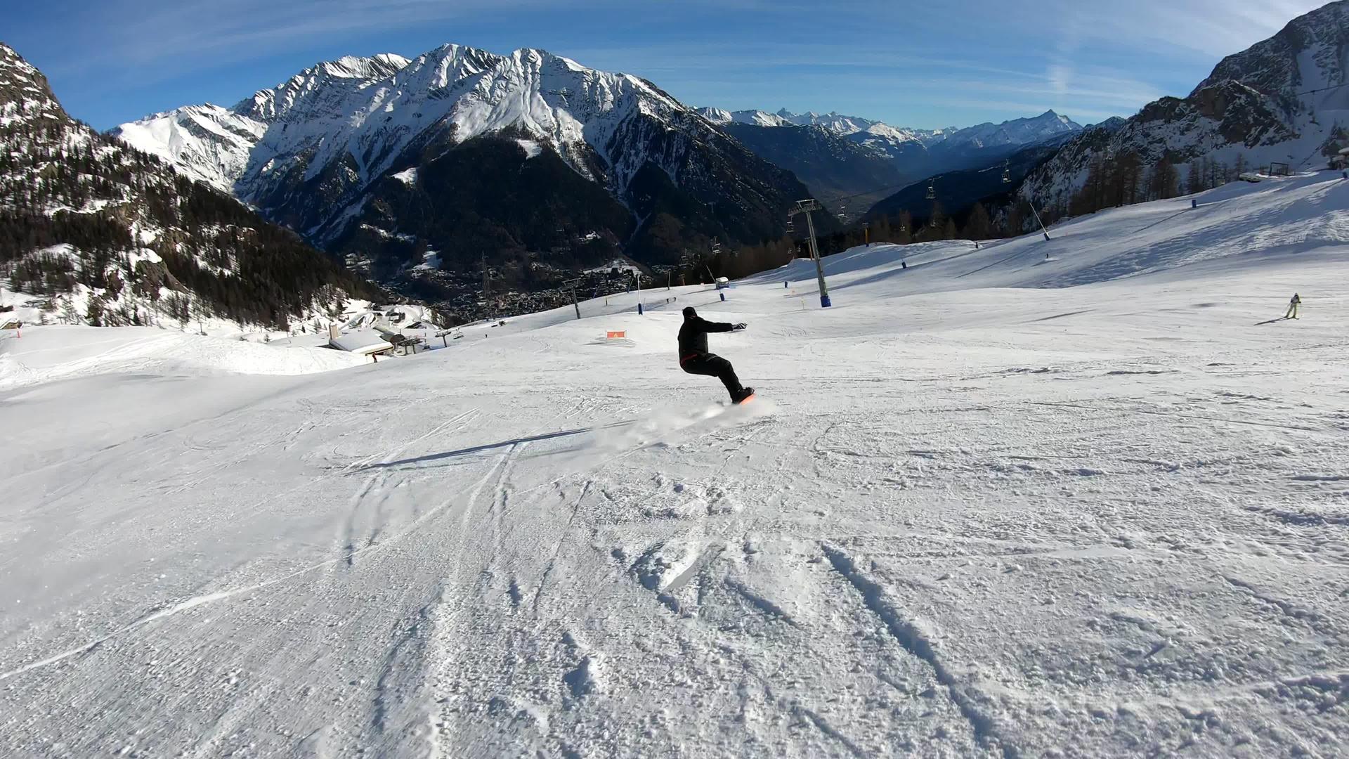 滑雪胜地滑雪板专业骑手慢动作视频的预览图