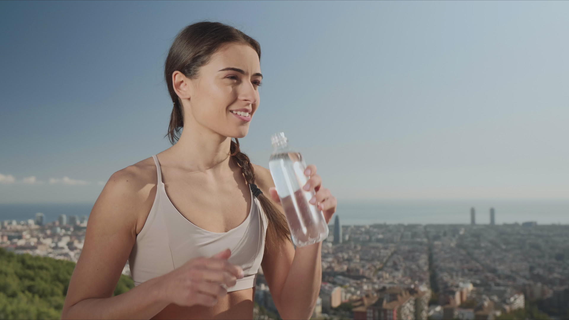 城市女孩饮用水的视角视频的预览图