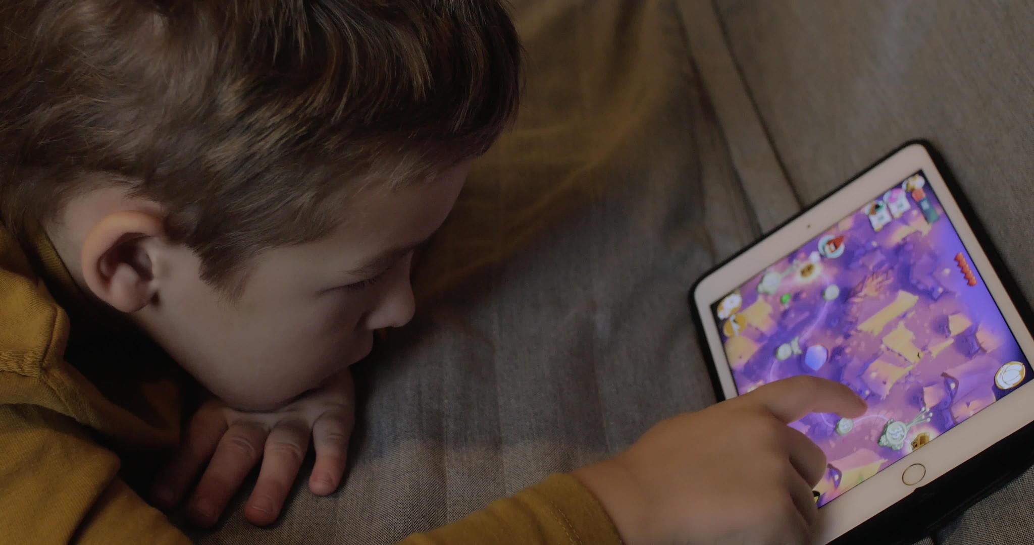 无聊的孩子在家玩数字平板电脑视频的预览图