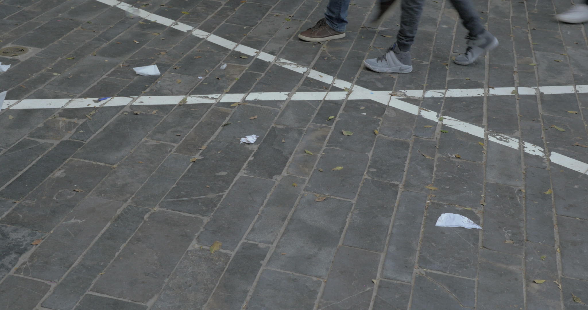 在街上用纸垃圾在街上行走视频的预览图