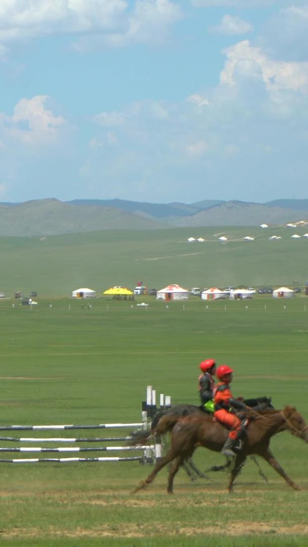 蒙古那达慕传统赛马比赛实拍视频的预览图