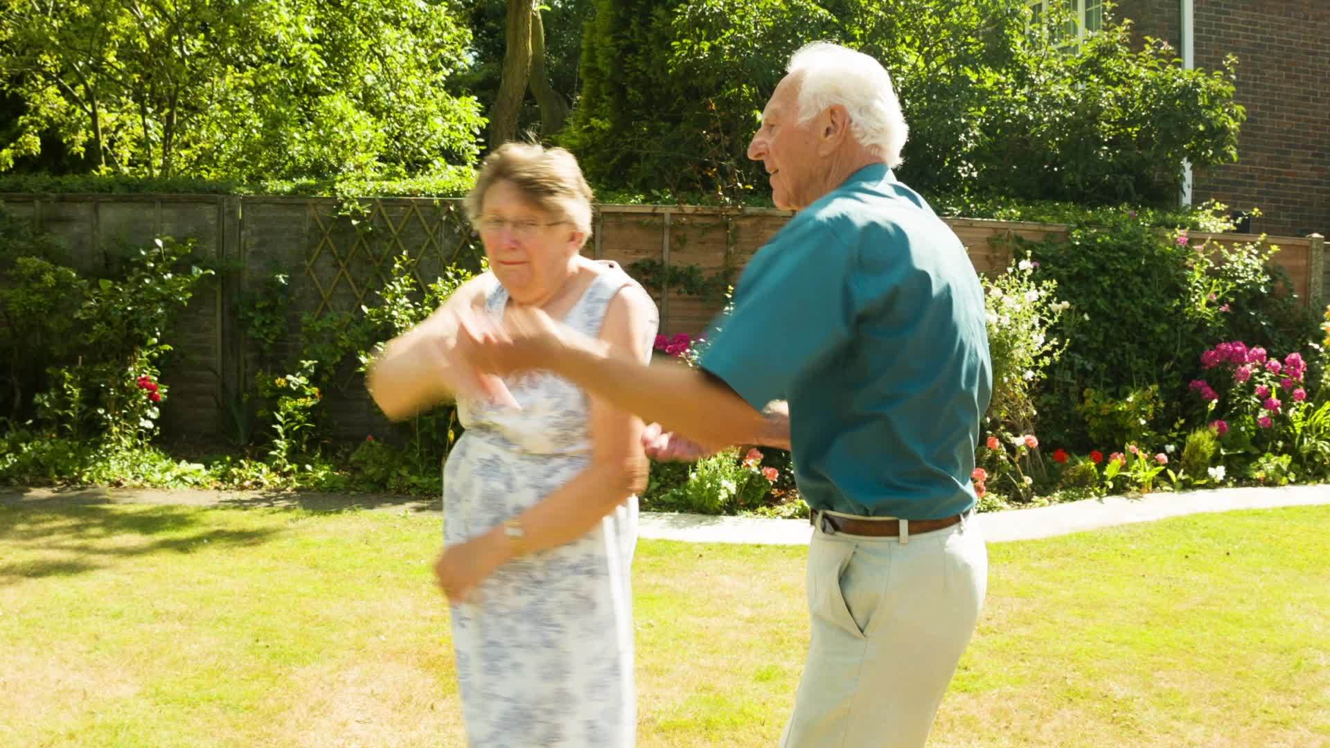 两鬓斑白的老夫妻跳舞视频的预览图