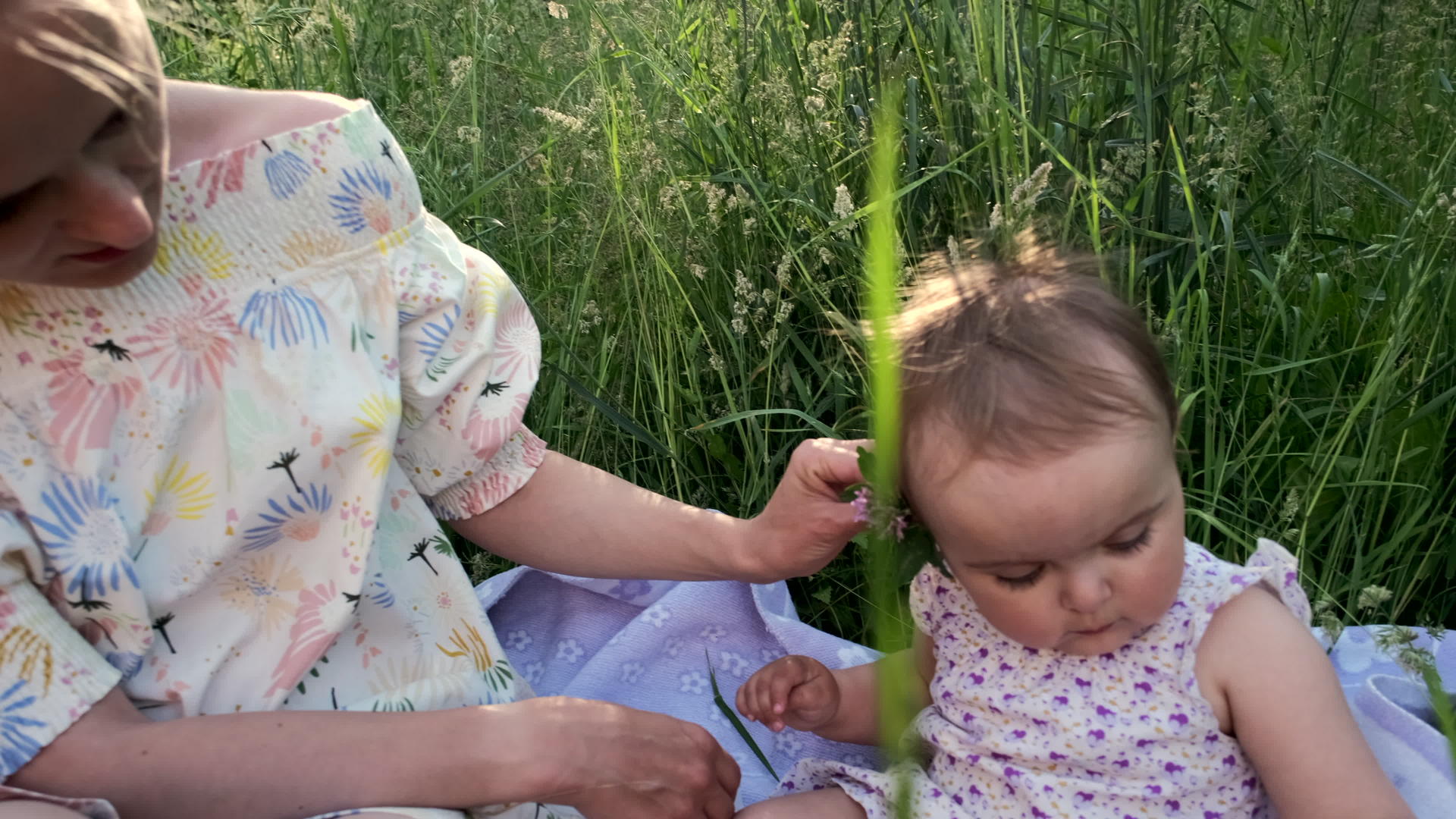 一个小女孩和一个小女孩在草地上玩耍视频的预览图