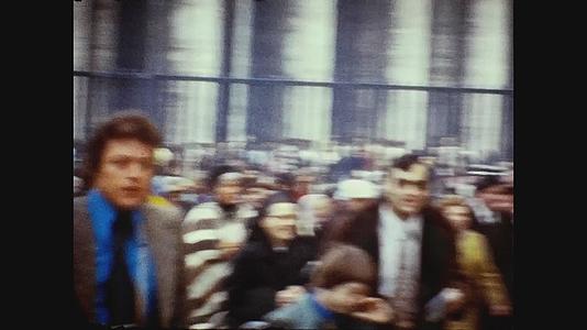 1975年意大利人群运行视频的预览图